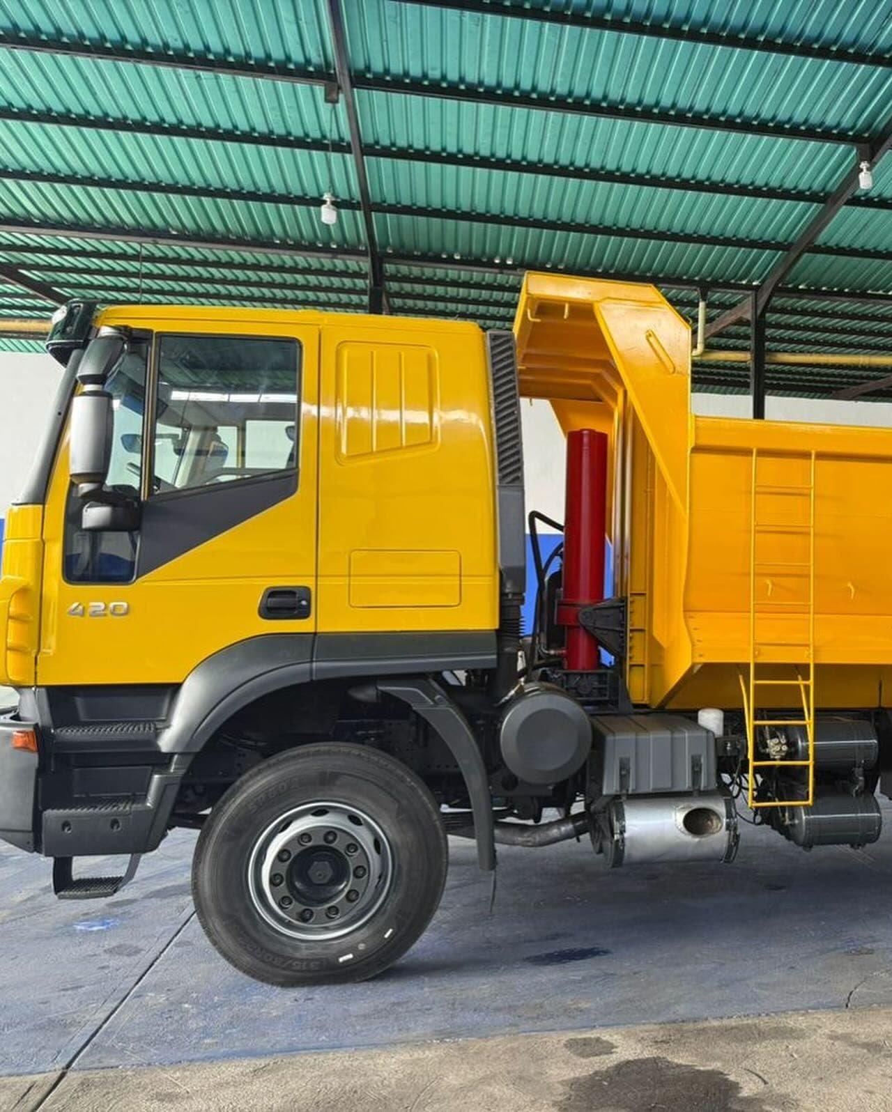 Iveco Trakker 420 modelo 2007 Amarillo