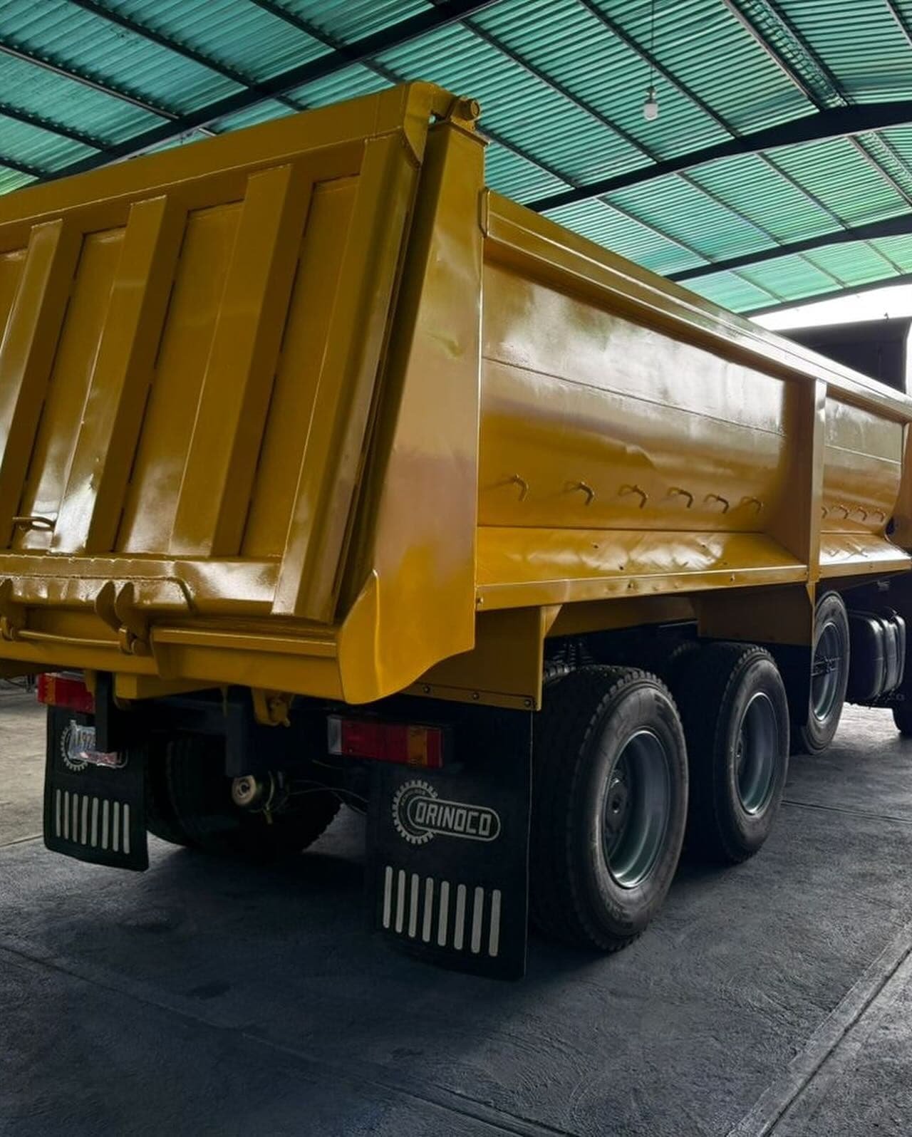 Iveco Trakker 420 modelo 2007 Amarillo