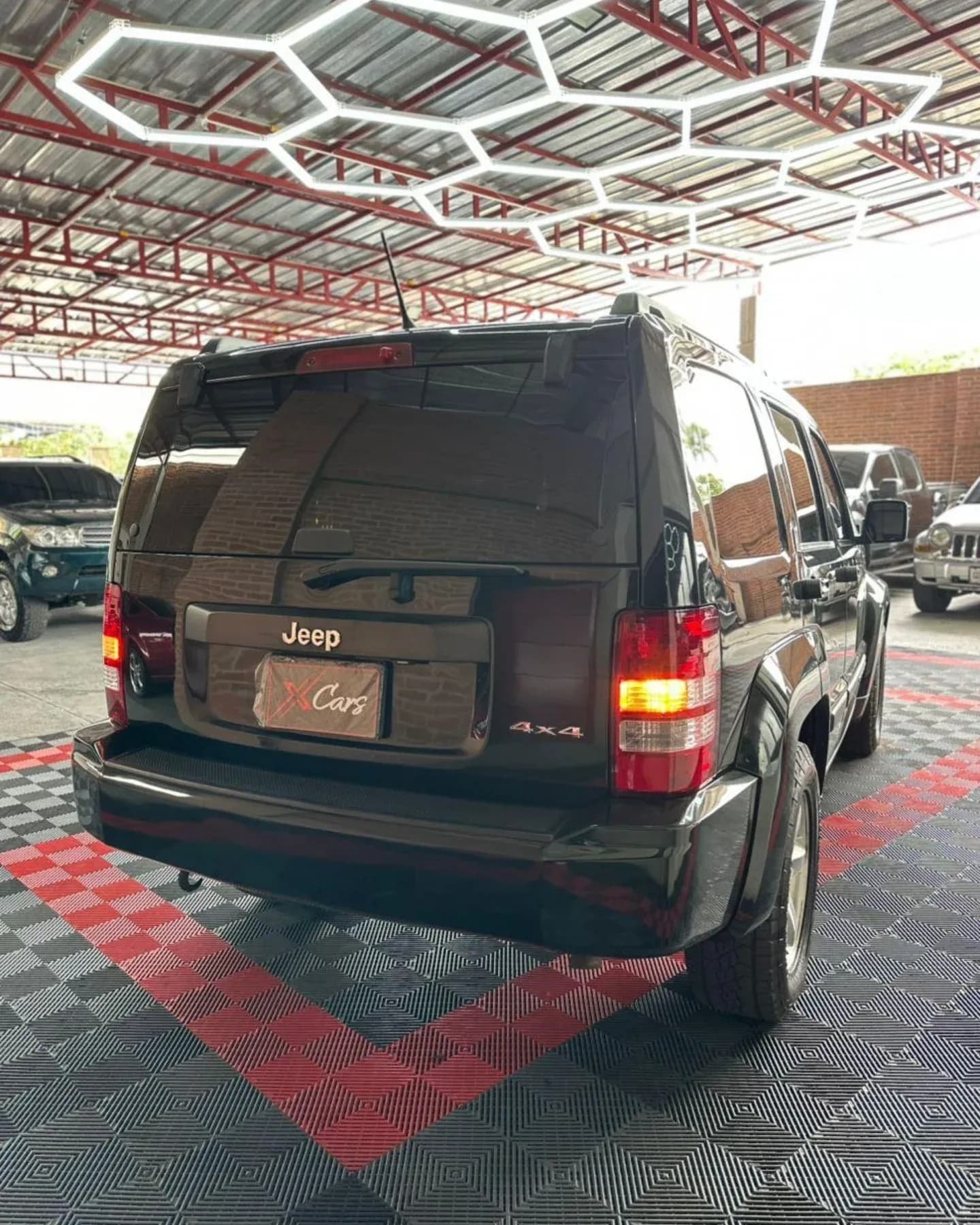 Jeep Cherokee 2013 automática 4x4 Negra