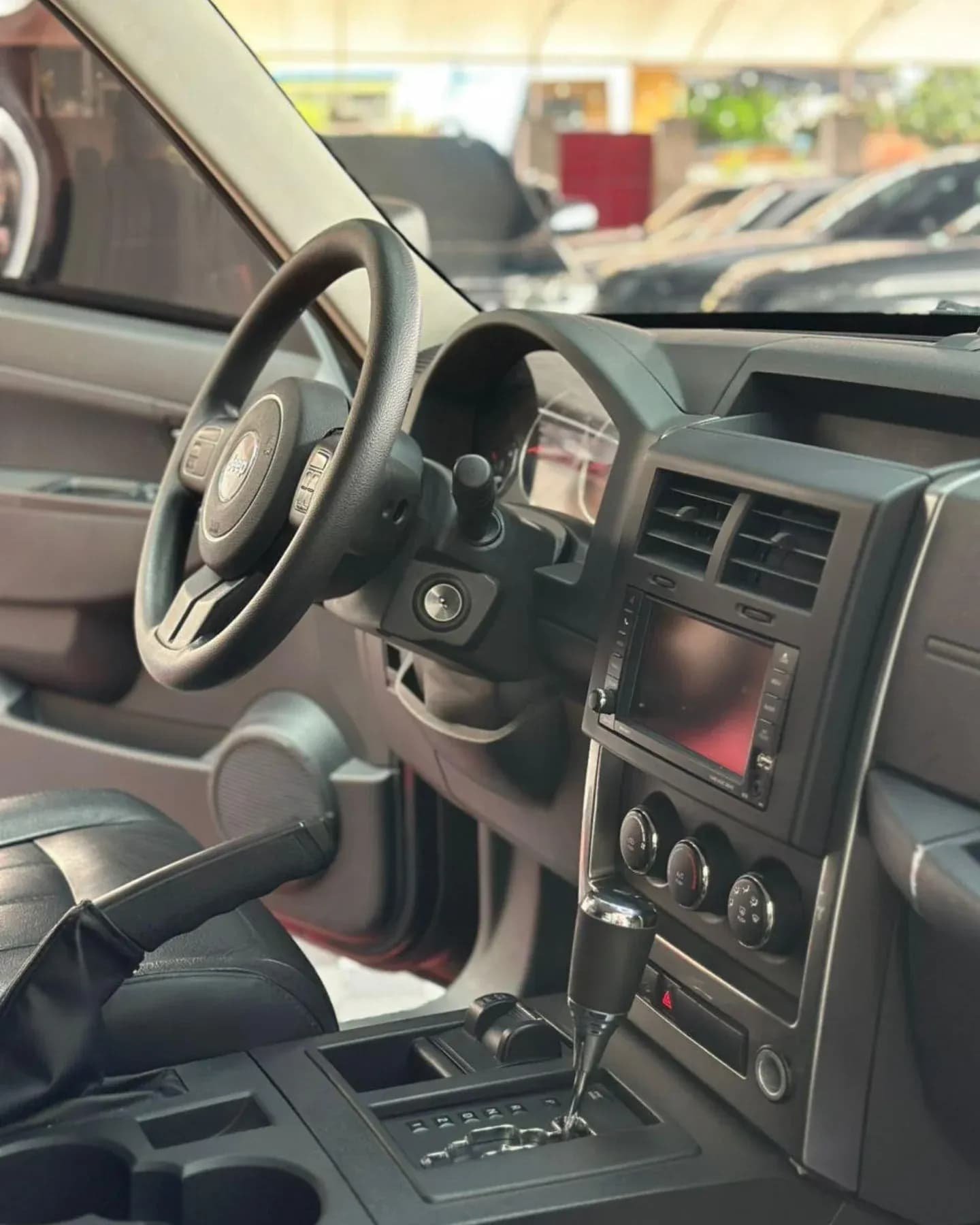 Jeep Cherokee 2013 automática 4x4 Negra