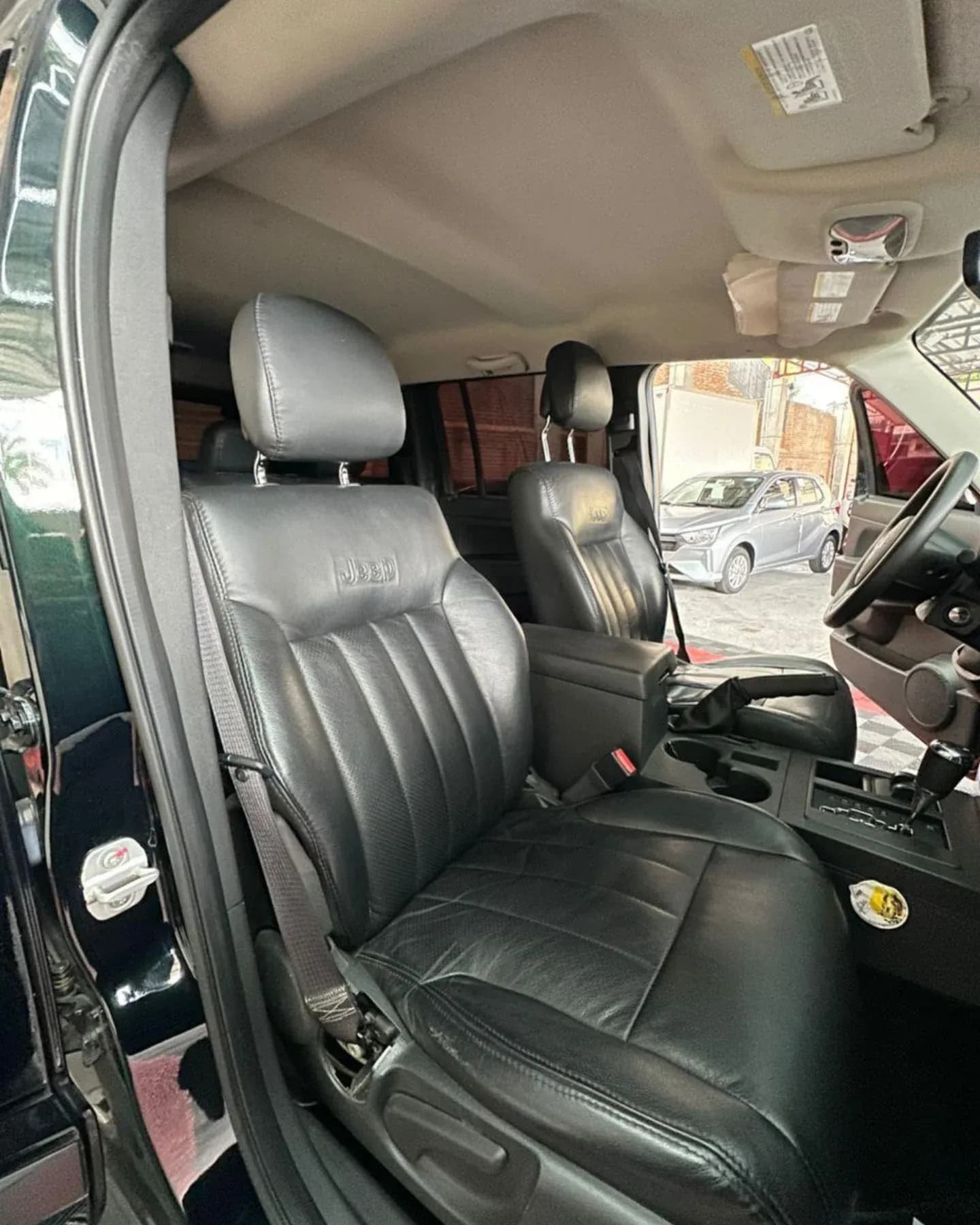 Jeep Cherokee 2013 automática 4x4 Negra