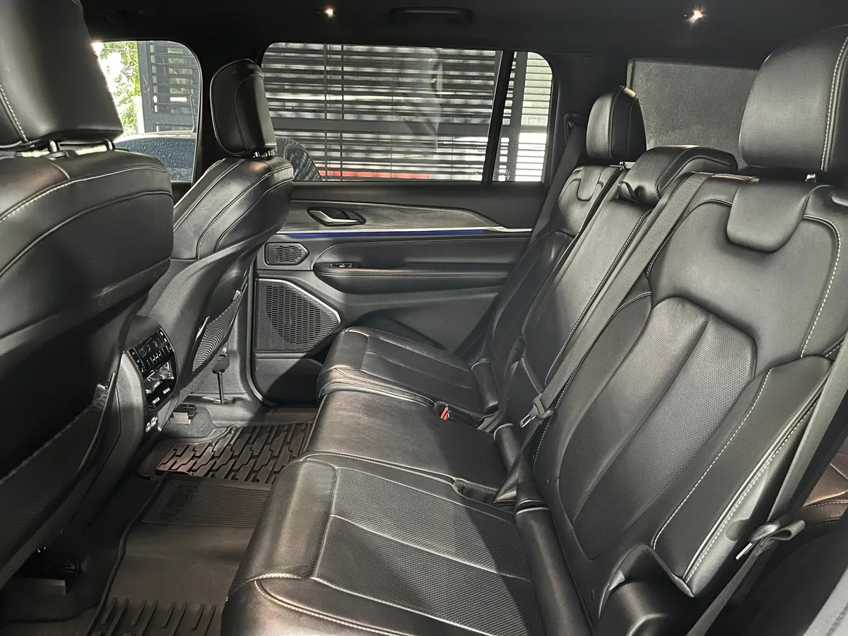 Jeep Grand Cherokee Overland 2023 Plateado Caracas