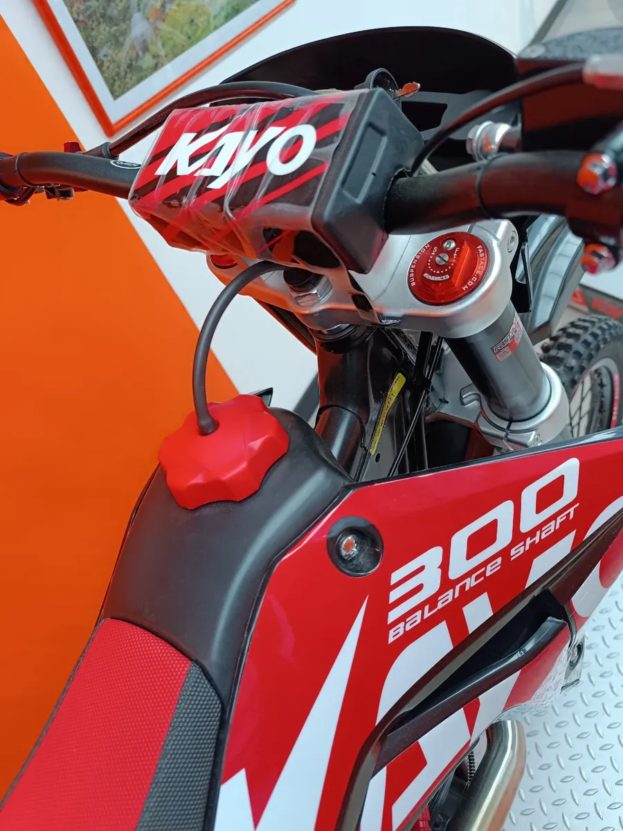 Kayo T4 300 2025 Negro Caracas