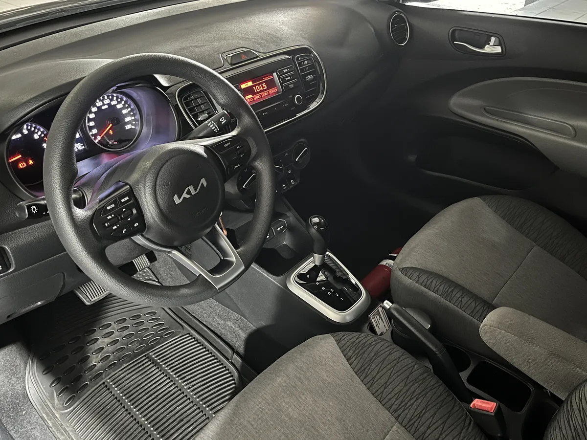 Kia Pegas Sedán 2023 gris10