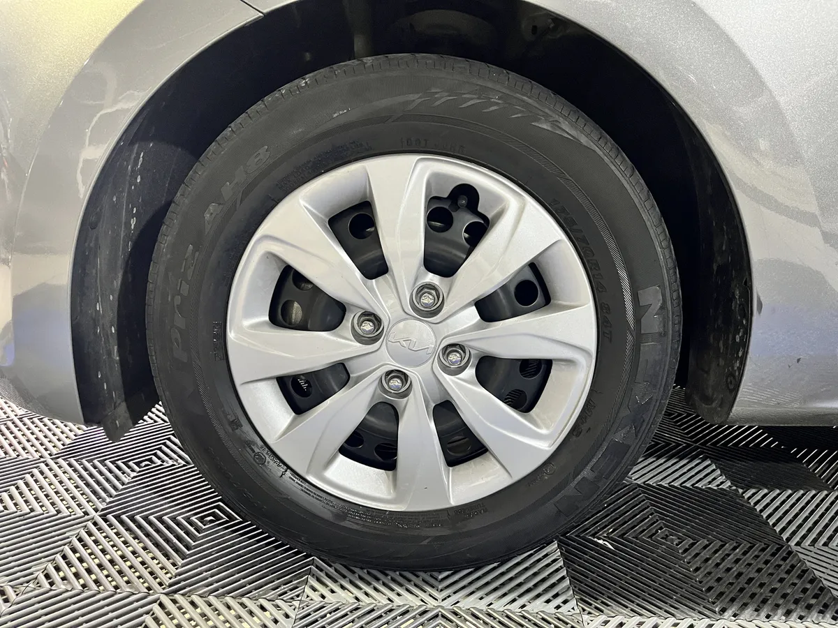 Kia Pegas Sedán 2023 gris4