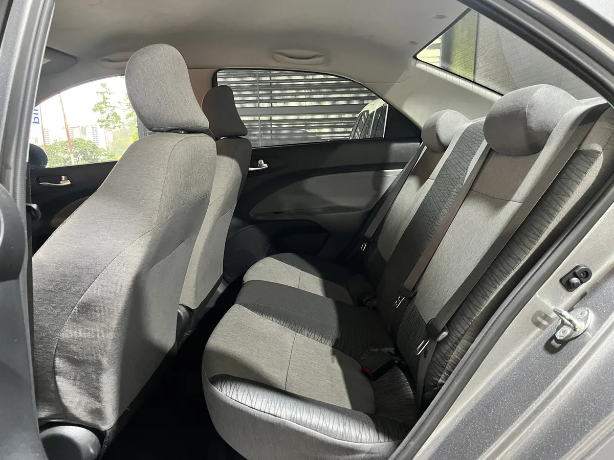 Kia Pegas Sedán 2023 gris5