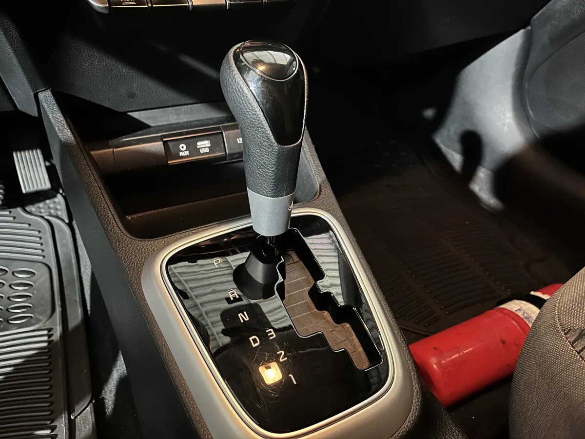 Kia Pegas Sedán 2023 gris6