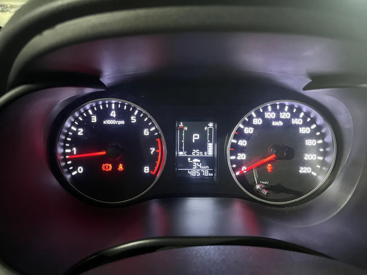 Kia Pegas Sedán 2023 gris7
