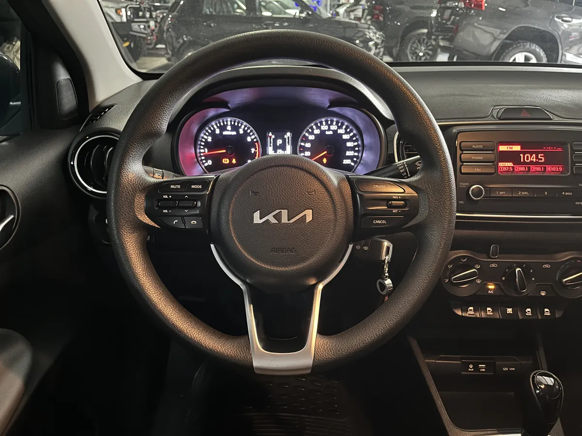 Kia Pegas Sedán 2023 gris8