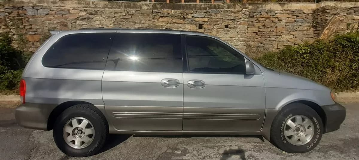 Kia Sedona Plateado Modelo 2004