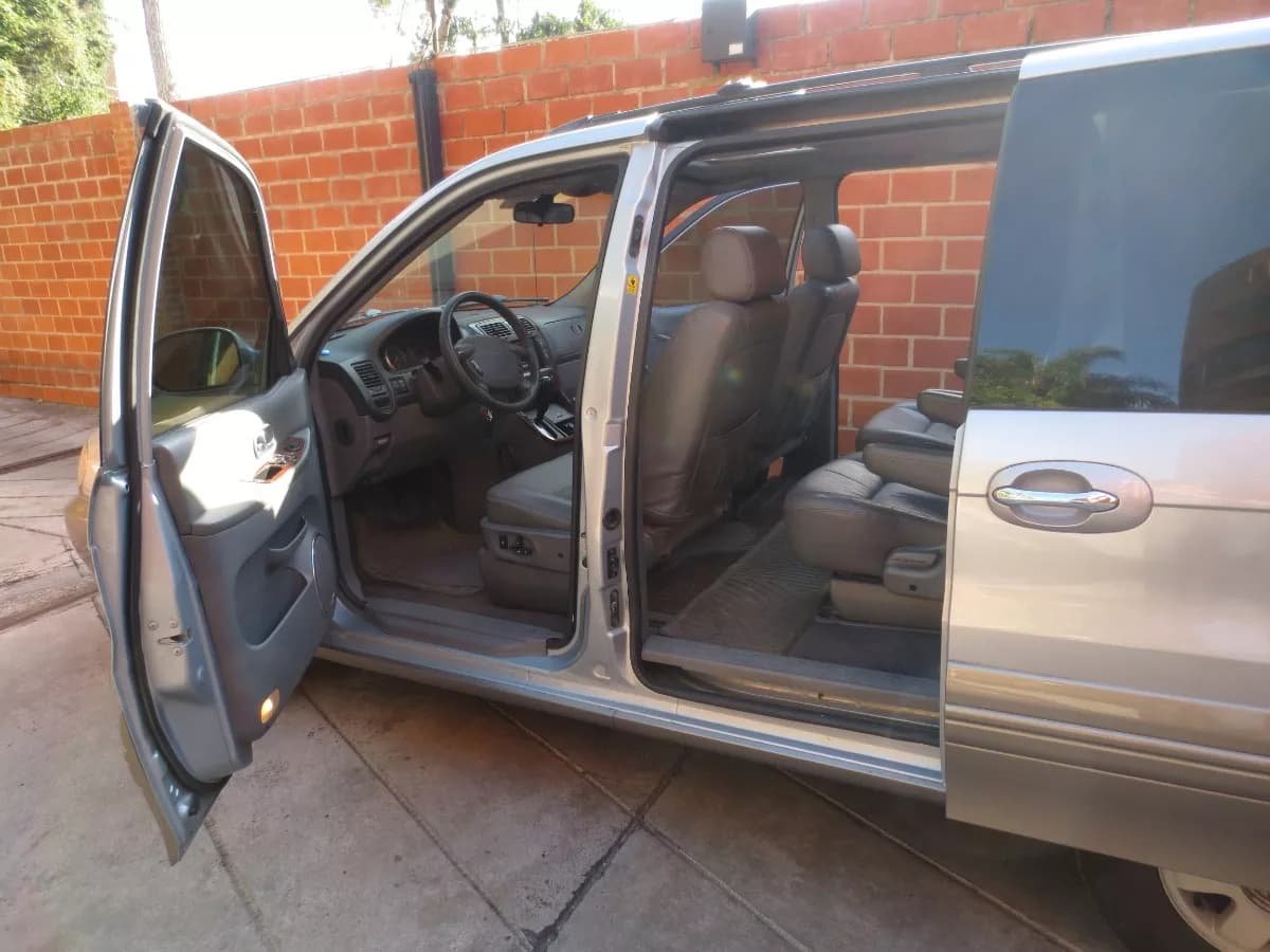 Kia Sedona Plateado Modelo 2004