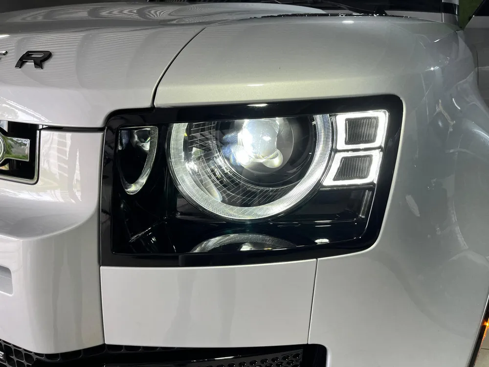 Land Rover Defender P400 2023 Plateado Caracas