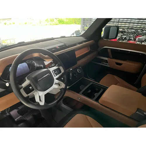 Land Rover Defender P400 2023 Plateado Caracas