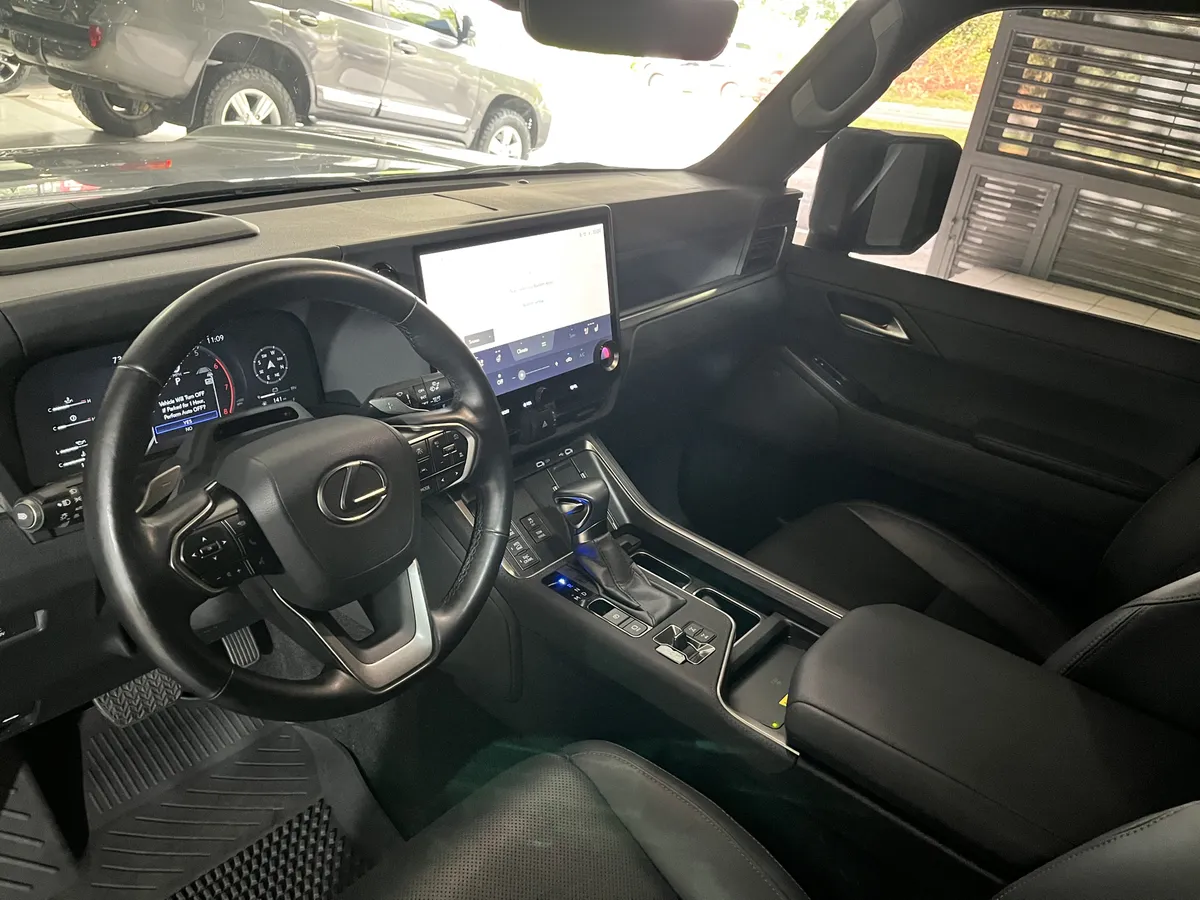 Lexus 550 Overtrail Plus 2024 Gris Caracas