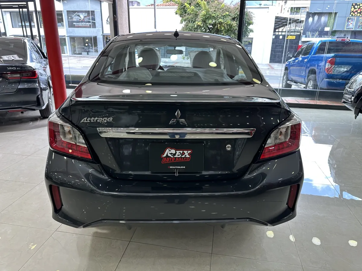 Mitsubishi Attrage 2025 Gris Caracas