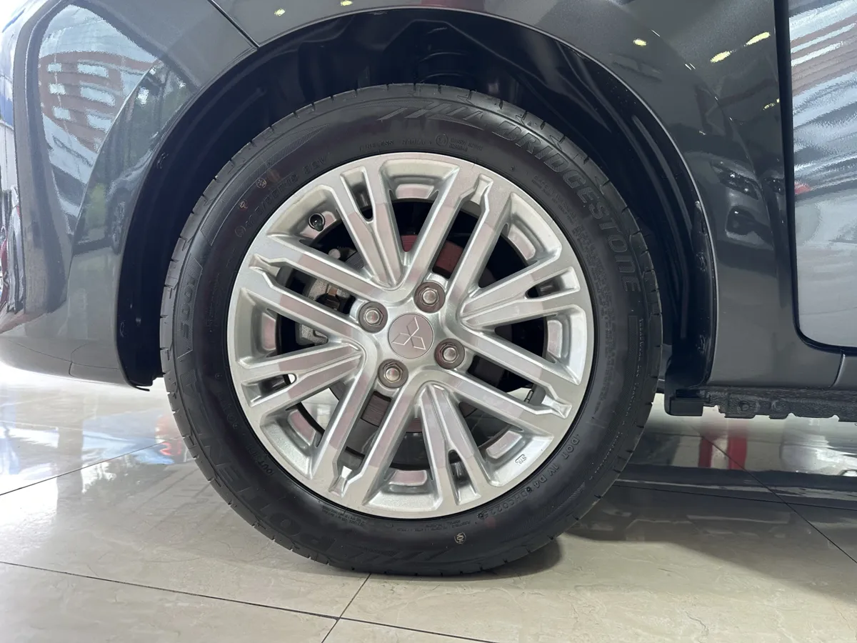 Mitsubishi Attrage Prime Edition 2025 Gris12