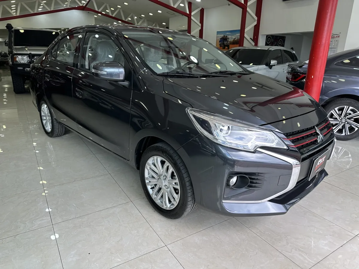 Mitsubishi Attrage 2025 Gris Caracas