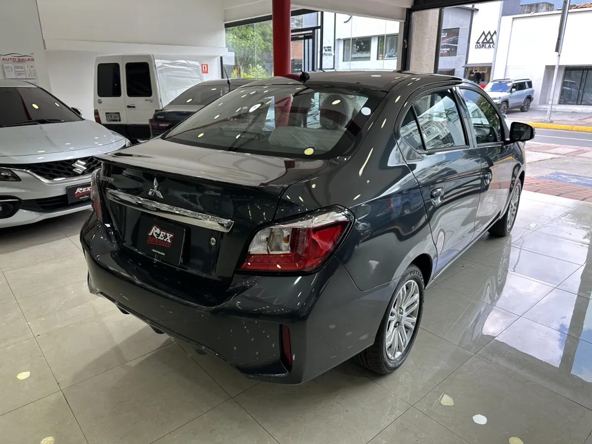 Mitsubishi Attrage 2025 Gris Caracas