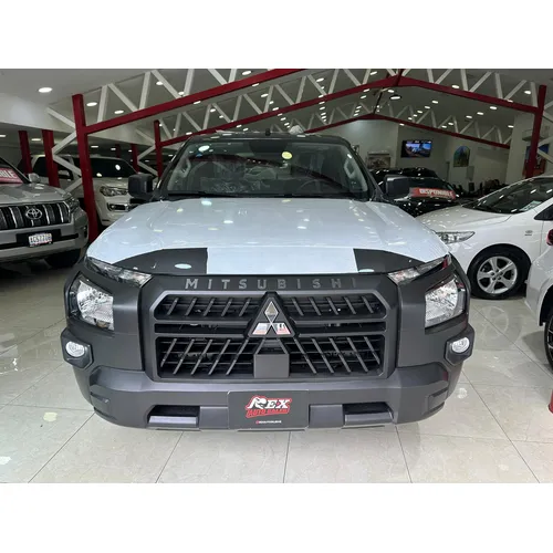 Mitsubishi L200 2025 Negro Caracas
