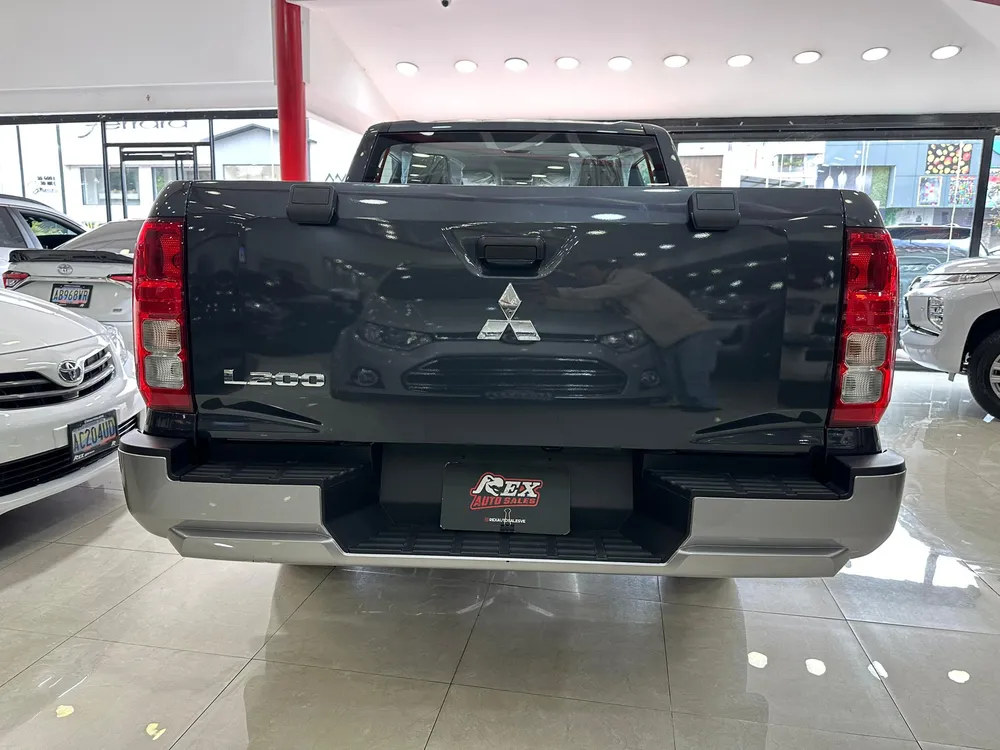 Mitsubishi L200 2025 Negro Caracas