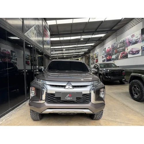 Mitsubishi L200 2021 Gris Caracas