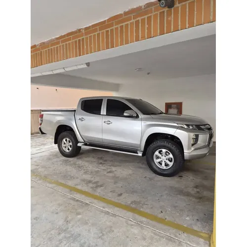 Mitsubishi L200 2020 Plateado Valencia