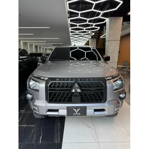 Mitsubishi L200 2024 Plateado Caracas