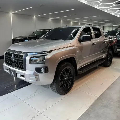 Mitsubishi L200 2024 Plateado Caracas