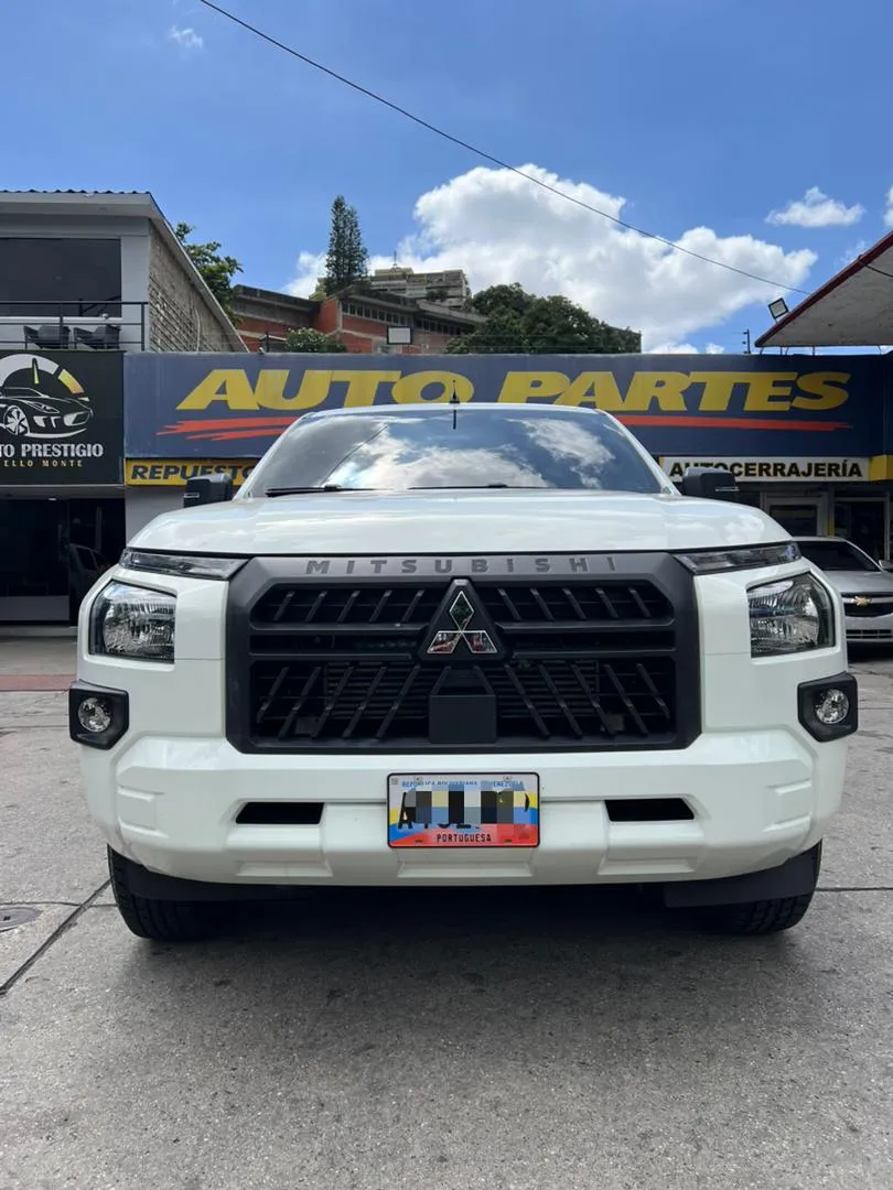 Mitsubishi L200 2024 Blanco Caracas