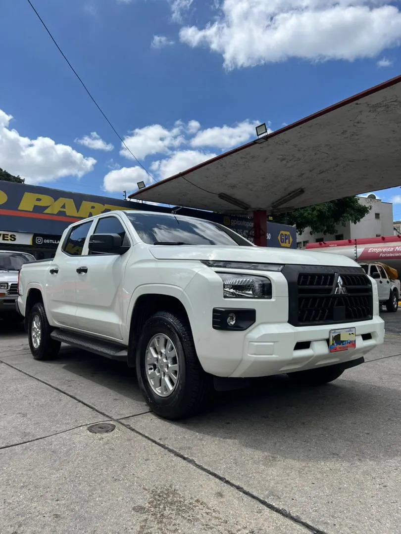 Mitsubishi L200 2024 Blanco Caracas