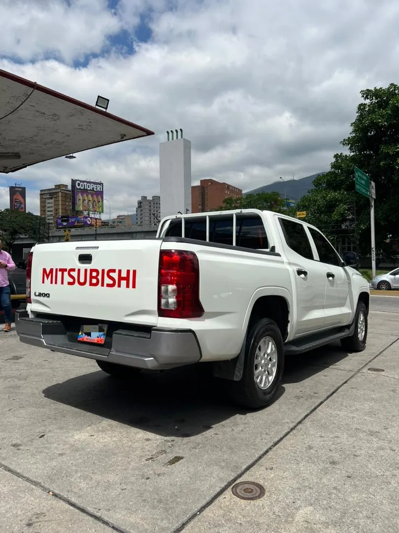 Mitsubishi L200 2024 Blanco Caracas
