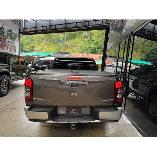 Mitsubishi L200 2021 Gris Caracas