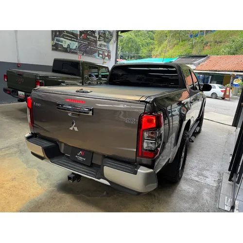 Mitsubishi L200 2021 Gris Caracas