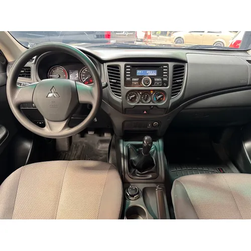Mitsubishi L200 2021 Gris Caracas