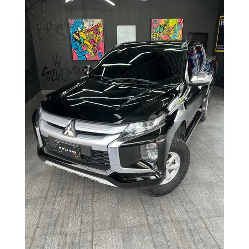 Mitsubishi L200 2023 Negro Caracas