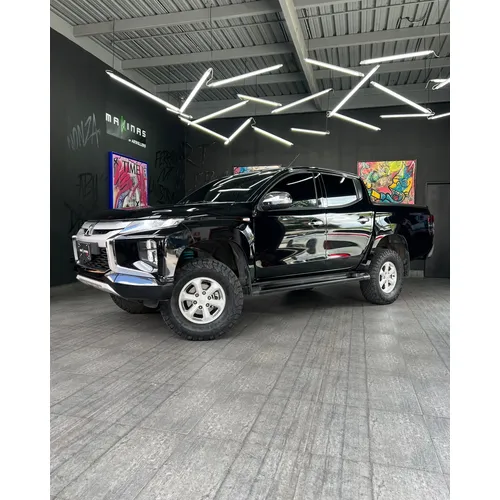 Mitsubishi L200 2023 Negro Caracas