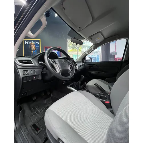 Mitsubishi L200 2023 Negro Caracas
