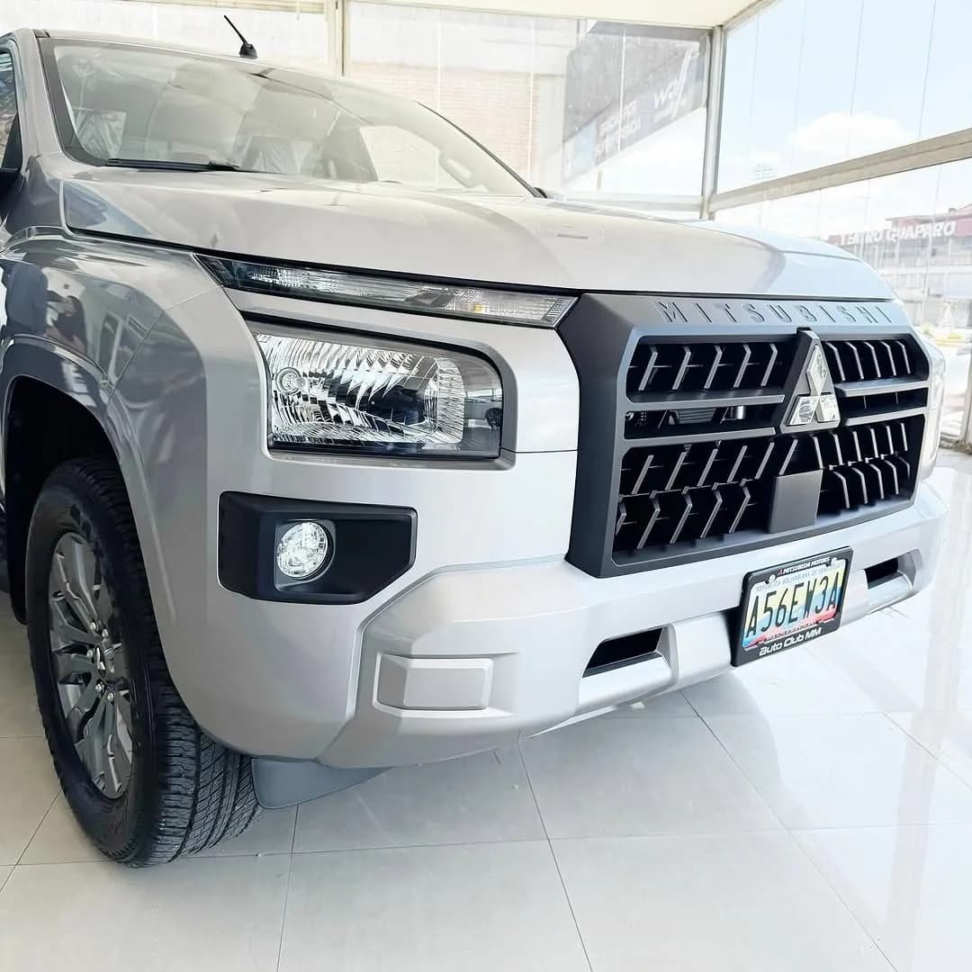 Mitsubishi L200 Full Option 2024 Plateado