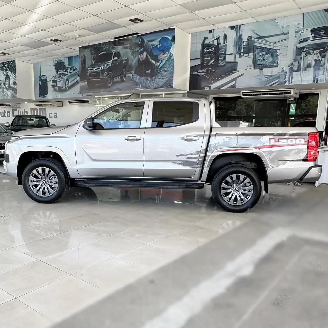 Mitsubishi L200 Full Option 2024 Plateado
