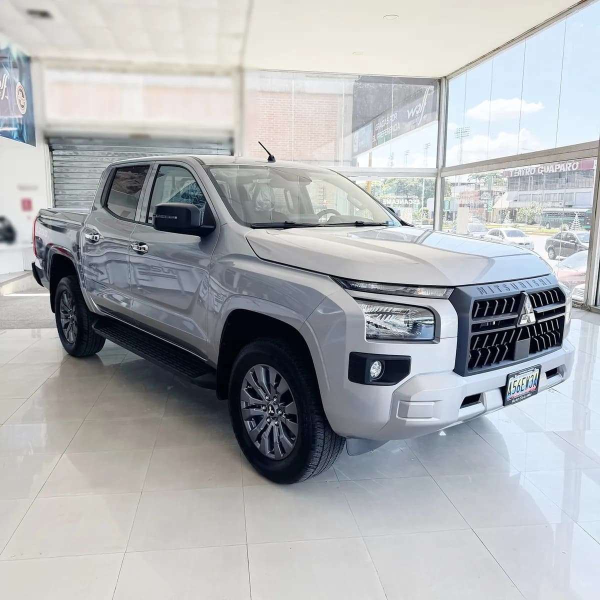 Mitsubishi L200 Full Option 2024 Plateado