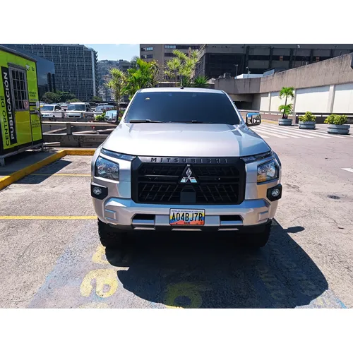 Mitsubishi L200 2025 Plateado Caracas