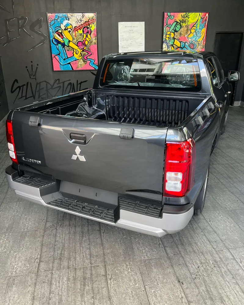 Mitsubishi L200 GLX 2025 Gris Caracas