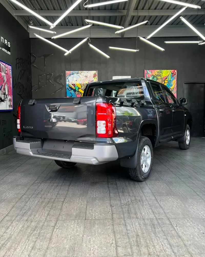 Mitsubishi L200 GLX 2025 Gris Caracas