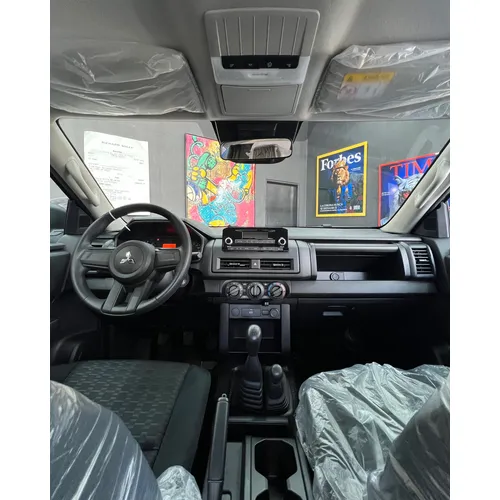 Mitsubishi L200 GLX 2025 Gris Caracas