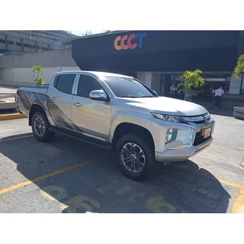 Mitsubishi L200 GLX 2023 Plateado Caracas