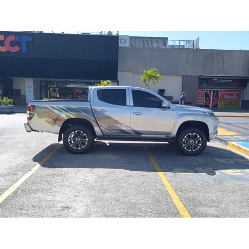 Mitsubishi L200 GLX 2023 Plateado Caracas