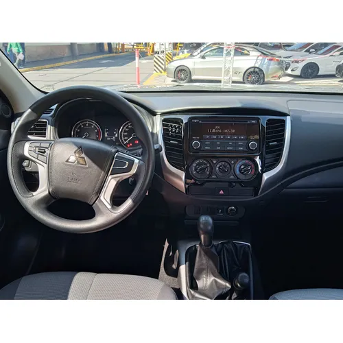 Mitsubishi L200 GLX 2023 Plateado Caracas