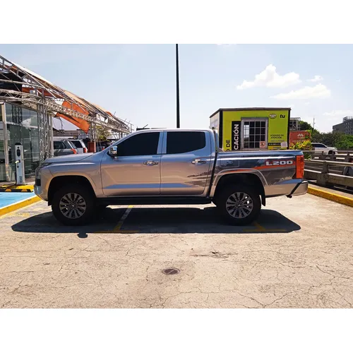 Mitsubishi L200 2025 Plateado Caracas