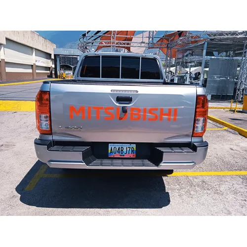 Mitsubishi L200 2025 Plateado Caracas