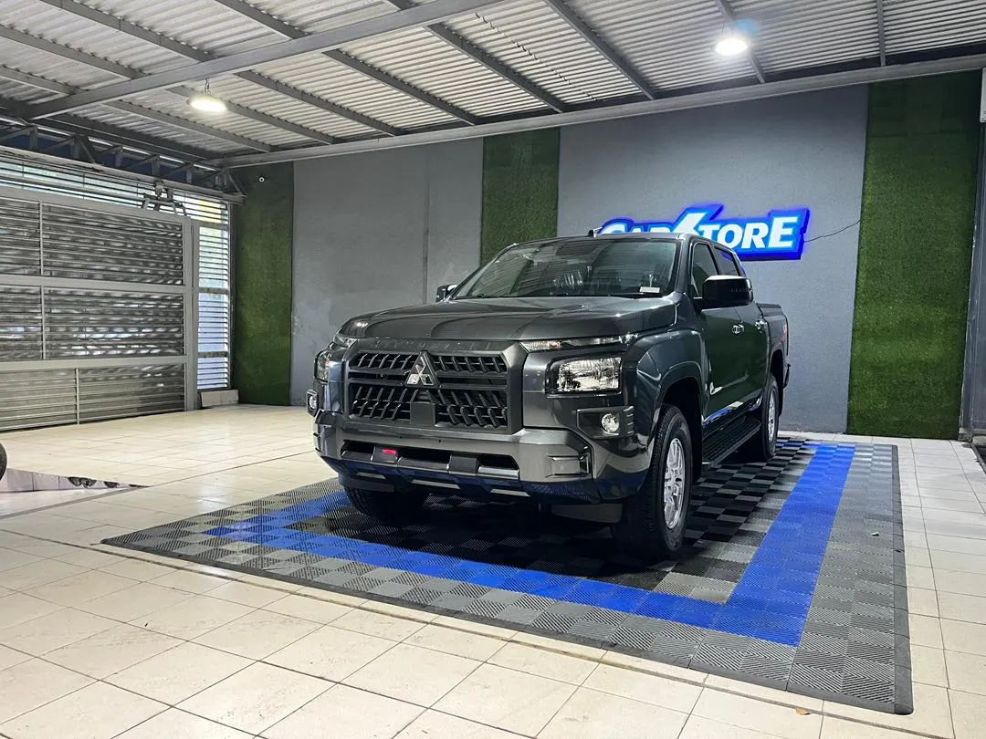 Mitsubishi L200 2025 Gris Caracas